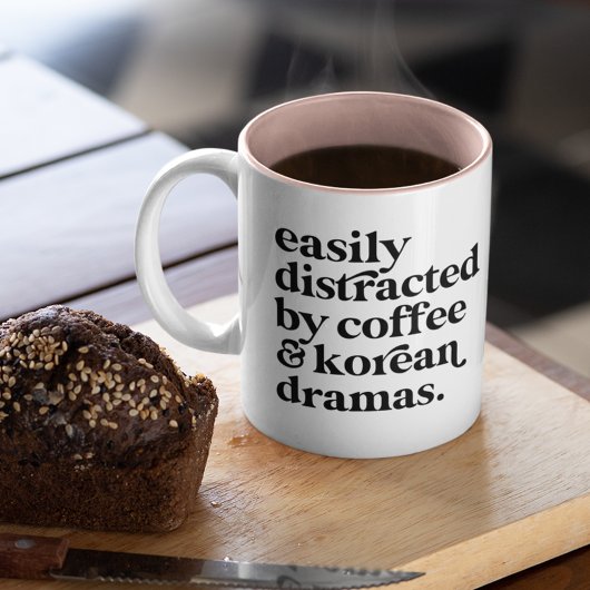 Leicht abgelenkt durch Kaffee & koreanische Dramen Zweifarbige Tasse