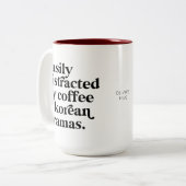 Leicht abgelenkt durch Kaffee & koreanische Dramen Zweifarbige Tasse (Vorderseite Links)