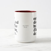 Leicht abgelenkt durch Kaffee & koreanische Dramen Zweifarbige Tasse (Mittel)