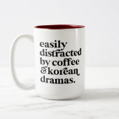 Leicht abgelenkt durch Kaffee & koreanische Dramen Zweifarbige Tasse (Links)