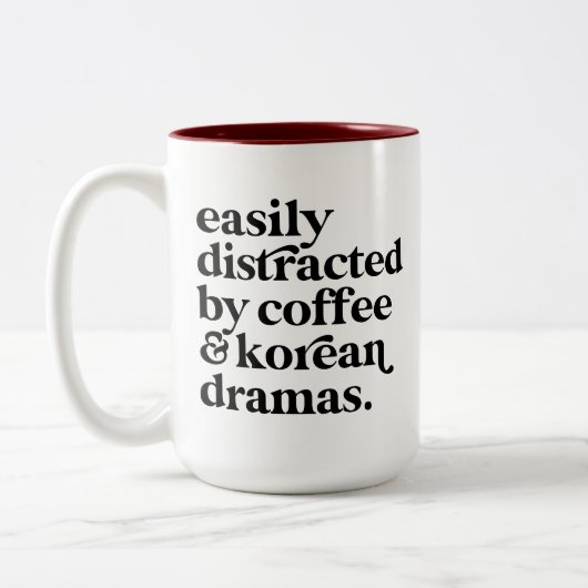 Leicht abgelenkt durch Kaffee & koreanische Dramen Zweifarbige Tasse (Links)