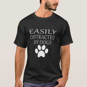 Leicht abgelenkt durch Kleidung für Hunde, die dur T-Shirt