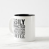 Leicht abgelenkt durch Labrador Retrievers und Cof Zweifarbige Tasse (Vorderseite Links)