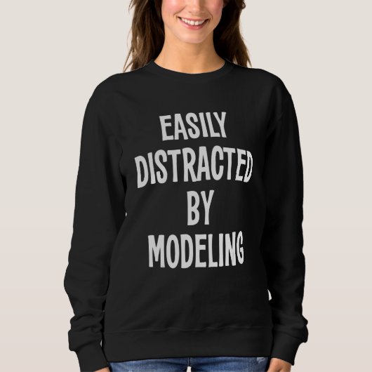 Leicht abgelenkt durch Modellierung Sweatshirt (Vorderseite)