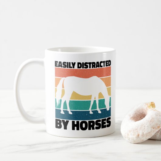Leicht abgelenkt durch Pferde, die Cool über Kaffeetasse (Mit Donut)