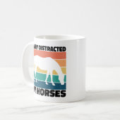 Leicht abgelenkt durch Pferde, die Cool über Kaffeetasse (Vorderseite Links)