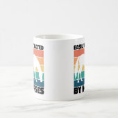 Leicht abgelenkt durch Pferde, die Cool über Kaffeetasse (Mittel)