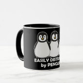 Leicht abgelenkt durch Pinguin-lustige Dunkelheit Tasse (Vorderseite Links)