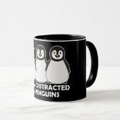 Leicht abgelenkt durch Pinguin-lustige Dunkelheit Tasse (VorderseiteRechts)