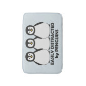 Leicht abgelenkt durch Pinguine Badematte (Vorderseite Vertikal)