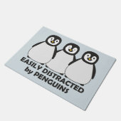 Leicht abgelenkt durch Pinguine Fußmatte (Schrägansicht)