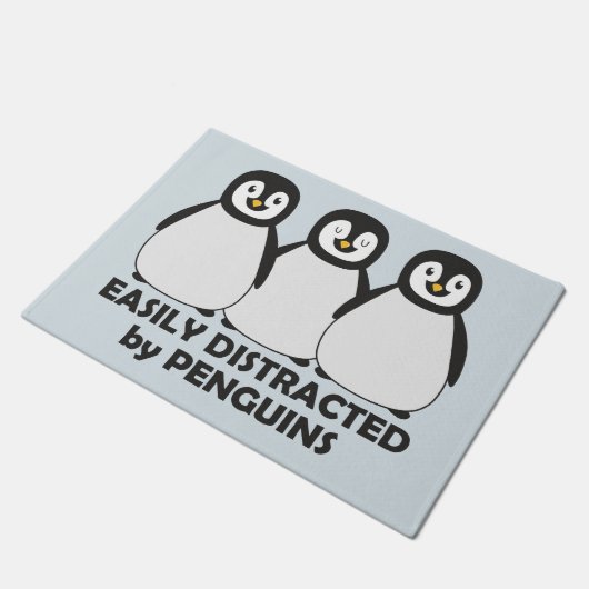 Leicht abgelenkt durch Pinguine Fußmatte (Schrägansicht)