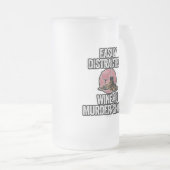 Leicht abgelenkt durch Wine and Murder Shows Mattglas Bierglas (VorderseiteRechts)