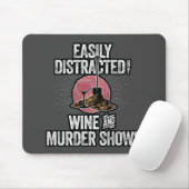 Leicht abgelenkt durch Wine and Murder Shows Mousepad (Mit Mouse)