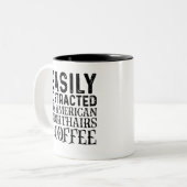 Leicht abgelenkt von amerikanischen Shiorthairs un Zweifarbige Tasse (Vorderseite Links)