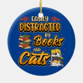 Leicht abgelenkt von Büchern und Katzen Buchwurm B Keramik Ornament (Hinten)
