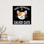 Leicht abgelenkt von Calico Katzen Poster (Küche)