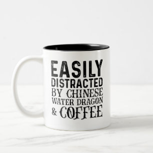 Leicht abgelenkt von chinesischem Wasserdrachen un Zweifarbige Tasse