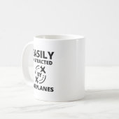 Leicht abgelenkt von Flugzeug lustigen Piloten-Avi Kaffeetasse (Vorderseite Links)
