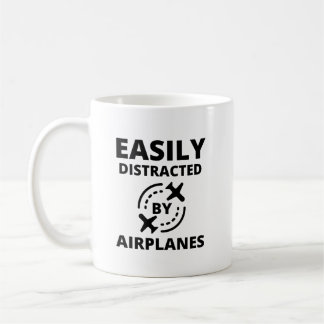 Leicht abgelenkt von Flugzeug lustigen Piloten-Avi Kaffeetasse