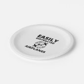 Leicht abgelenkt von Flugzeug lustigen Piloten-Avi Pappteller (Schrägansicht)