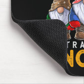 Leicht abgelenkt von Gnomes Gartend Gnome Hat Wo Mousepad (Ecke)