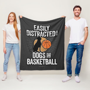 Leicht abgelenkt von Hunden & Basketball Fleecedecke