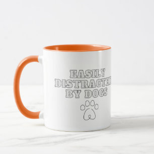 Leicht abgelenkt von Hunden niedliche Tasse