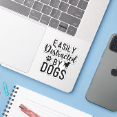 Leicht abgelenkt von Hunden T-Shirt Funny Dog, Hun Aufkleber (Laptop mit iPhone)