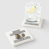 Leicht abgelenkt von Hunden und Biersteinen-Unters Steinuntersetzer (Seitenansicht)