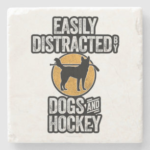 Leicht abgelenkt von Hunden und Hockey Steinuntersetzer