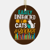 Leicht abgelenkt von Katzen und Büchern lustiges B Keramik Ornament (Rechts)