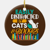 Leicht abgelenkt von Katzen und Büchern lustiges B Keramik Ornament (Hinten)