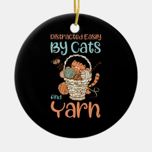 Leicht abgelenkt von Katzen und Garngarnen Keramik Ornament (Vorne)