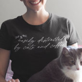 Leicht abgelenkt von Katzen und Kaffeebeschrift Tri-Blend Shirt
