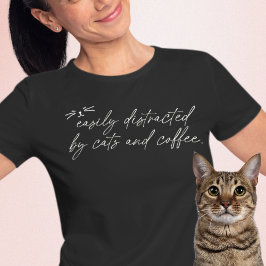 Leicht abgelenkt von Katzen und Kaffeebeschrift Tri-Blend Shirt
