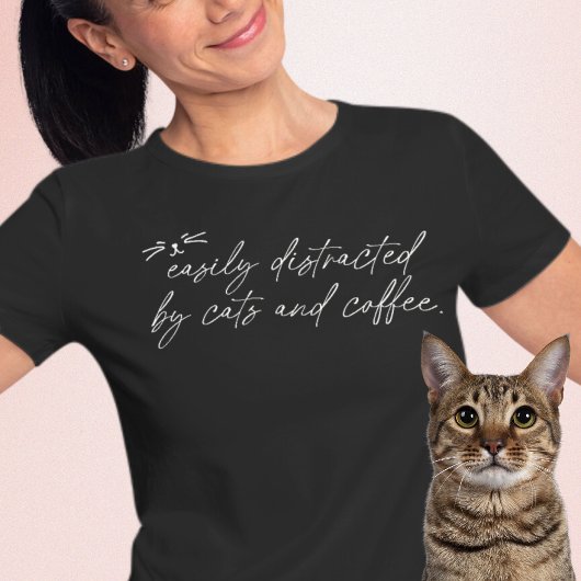 Leicht abgelenkt von Katzen und Kaffeebeschrift Tri-Blend Shirt