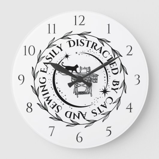Leicht abgelenkt von Katzen und Nähen Große Wanduhr (Vorderseite)