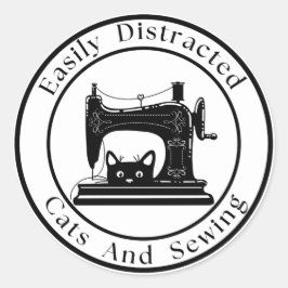 Leicht abgelenkt von Katzen und Nähen Runder Aufkleber