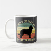 Leicht abgelenkt von Otterhounds Kaffeetasse (Links)