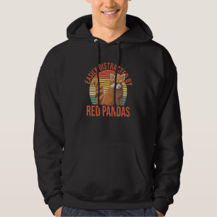 Leicht abgelenkt von roten Pandas für einen roten Hoodie