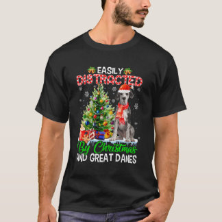 Leicht abgelenkt von Weihnachten und großen Dänen T-Shirt