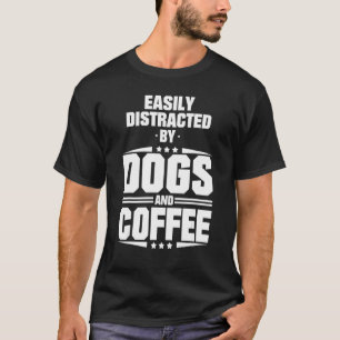 Leicht abgelenkte Hunde und Kaffee T-Shirt