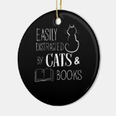 Leicht abgelenkte Katzen und Bücher Keramik Ornament (Links)