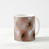 Leicht auf brauner Ledersofa-Oberfläche, textureab Kaffeetasse (VorderseiteRechts)
