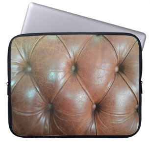 Leicht auf brauner Ledersofa-Oberfläche, textureab Laptopschutzhülle