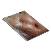 Leicht auf brauner Ledersofa-Oberfläche, textureab Notizblock (Rechte Seite)