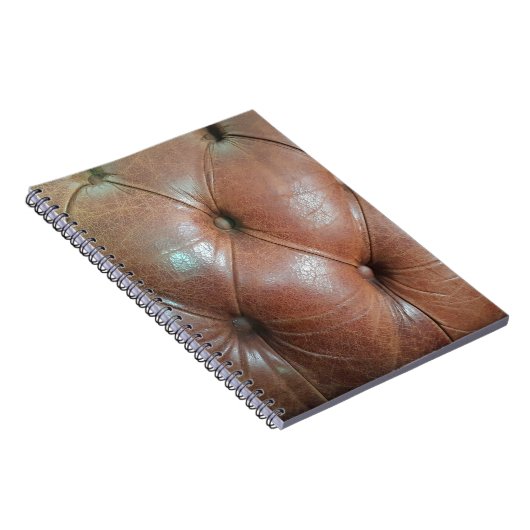 Leicht auf brauner Ledersofa-Oberfläche, textureab Notizblock (Rechte Seite)