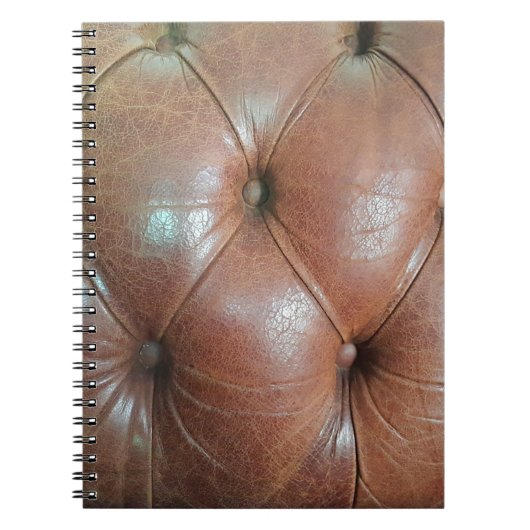 Leicht auf brauner Ledersofa-Oberfläche, textureab Notizblock (Vorderseite)