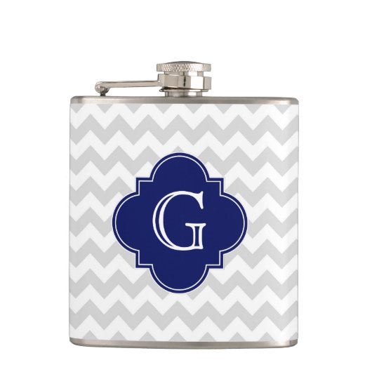 Leicht graue Zickzack Navy Quatrefolienmonogramm Flachmann (Vorderseite)
